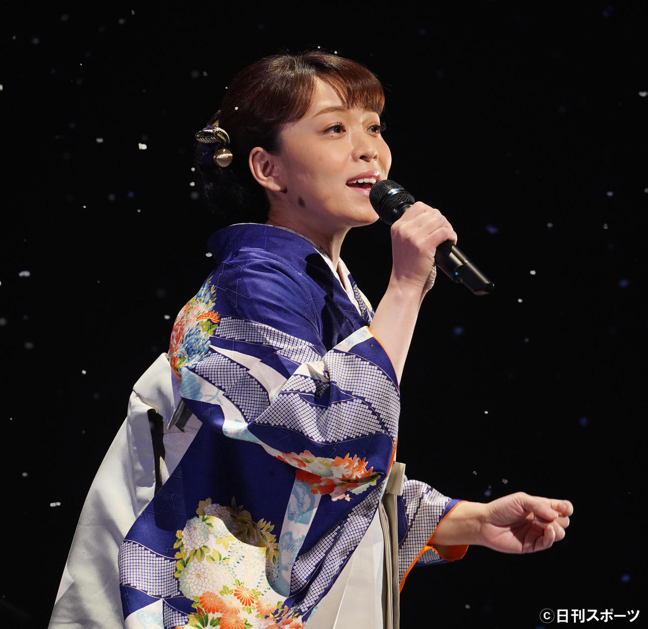 歌唱する杜このみ（撮影・佐藤勝亮）