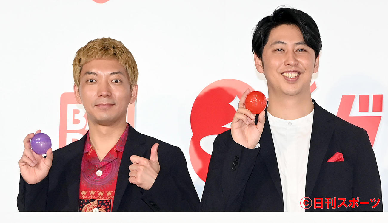 ニューヨークの嶋佐和也（左）屋敷裕政（2022年3月撮影）