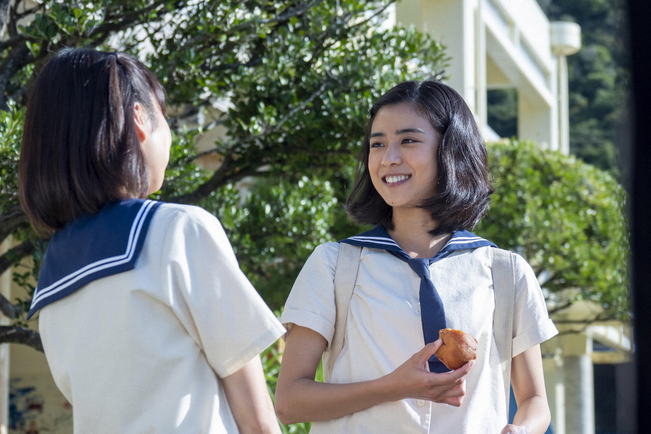 朝ドラ「ちむどんどん」より。サーターアンダギーを手に友人と話す比嘉暢子（黒島結菜）（C）NHK