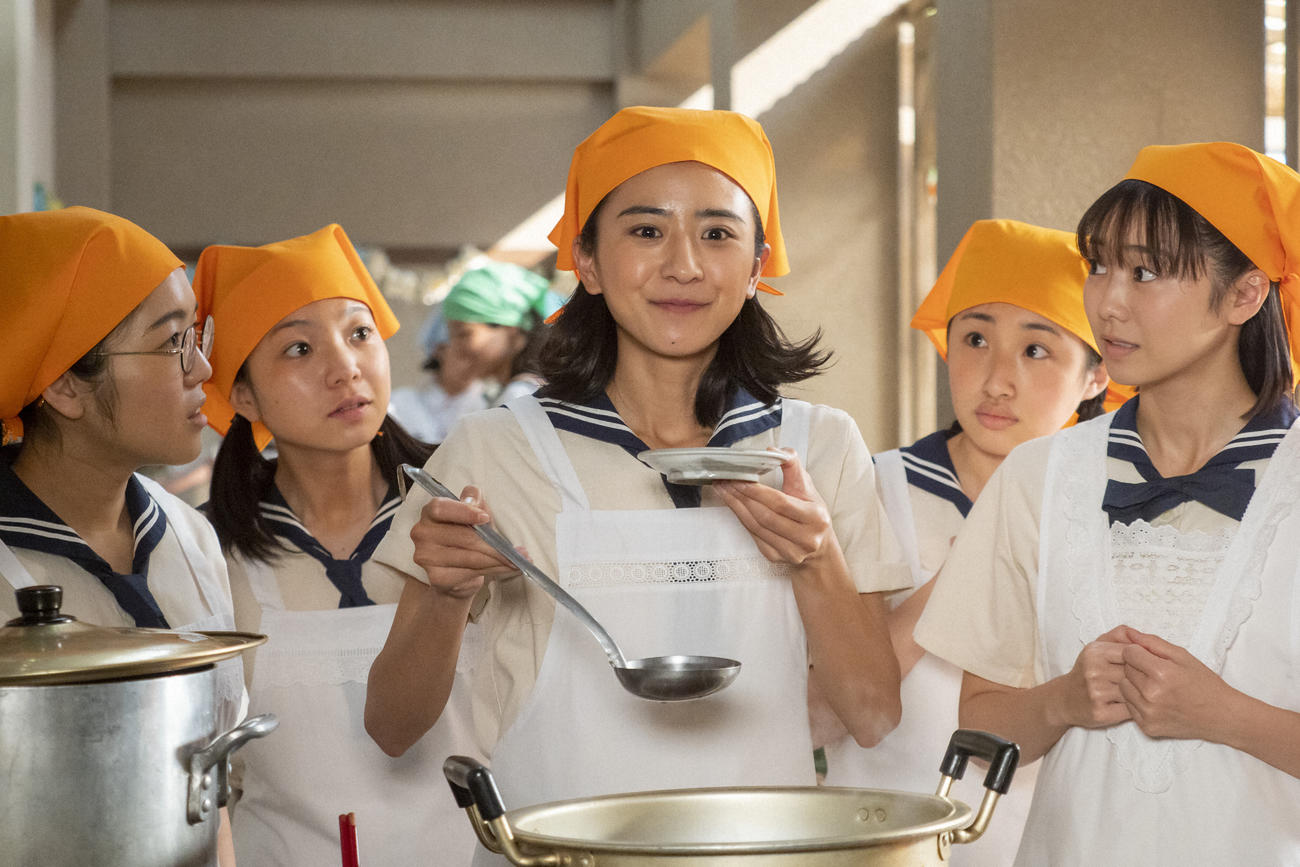 朝ドラ「ちむどんどん」より。料理部に助っ人として参加している比嘉暢子（中央＝黒島結菜）（C）NHK