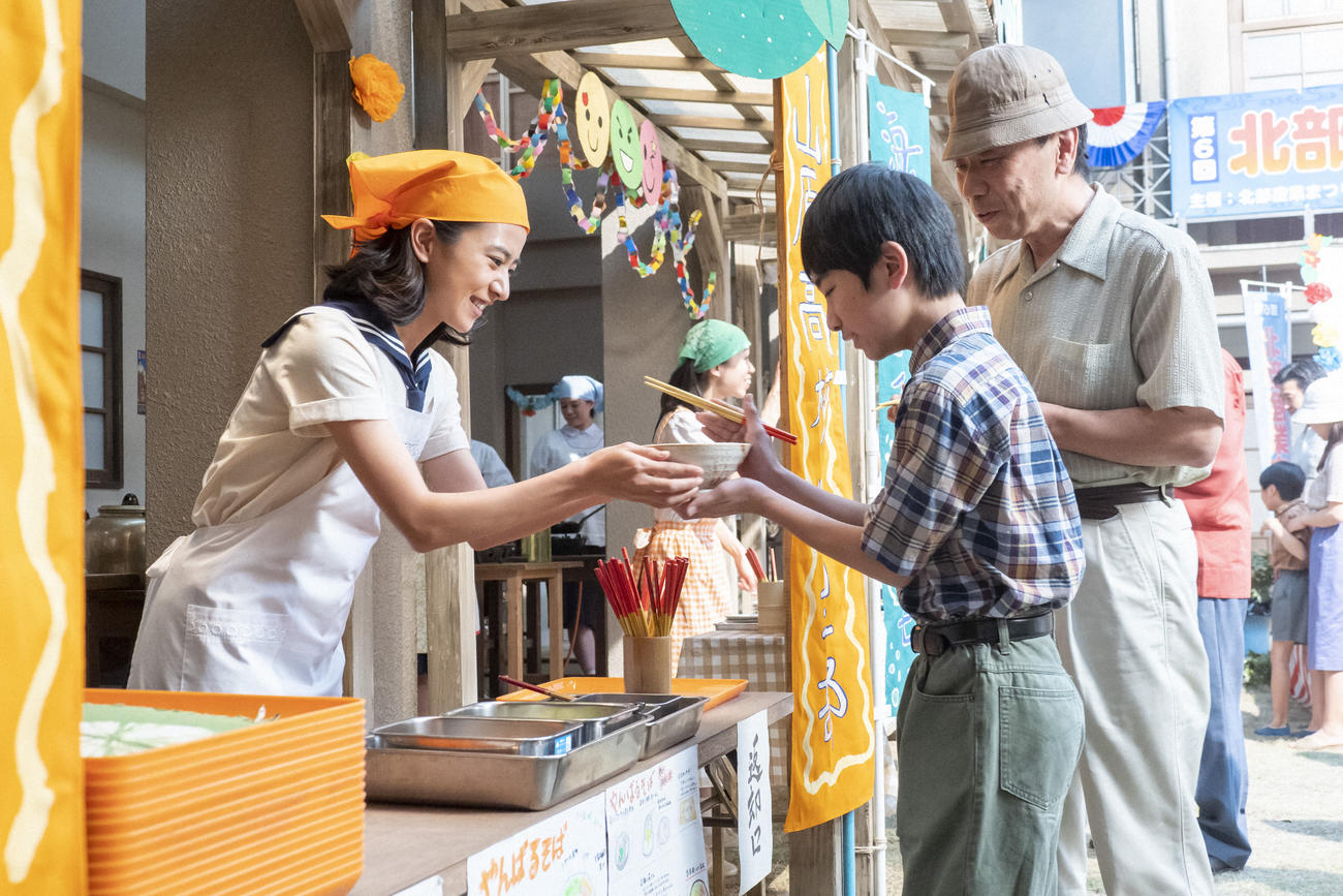 朝ドラ「ちむどんどん」より。料理部に助っ人として参加している比嘉暢子（左＝黒島結菜）（C）NHK