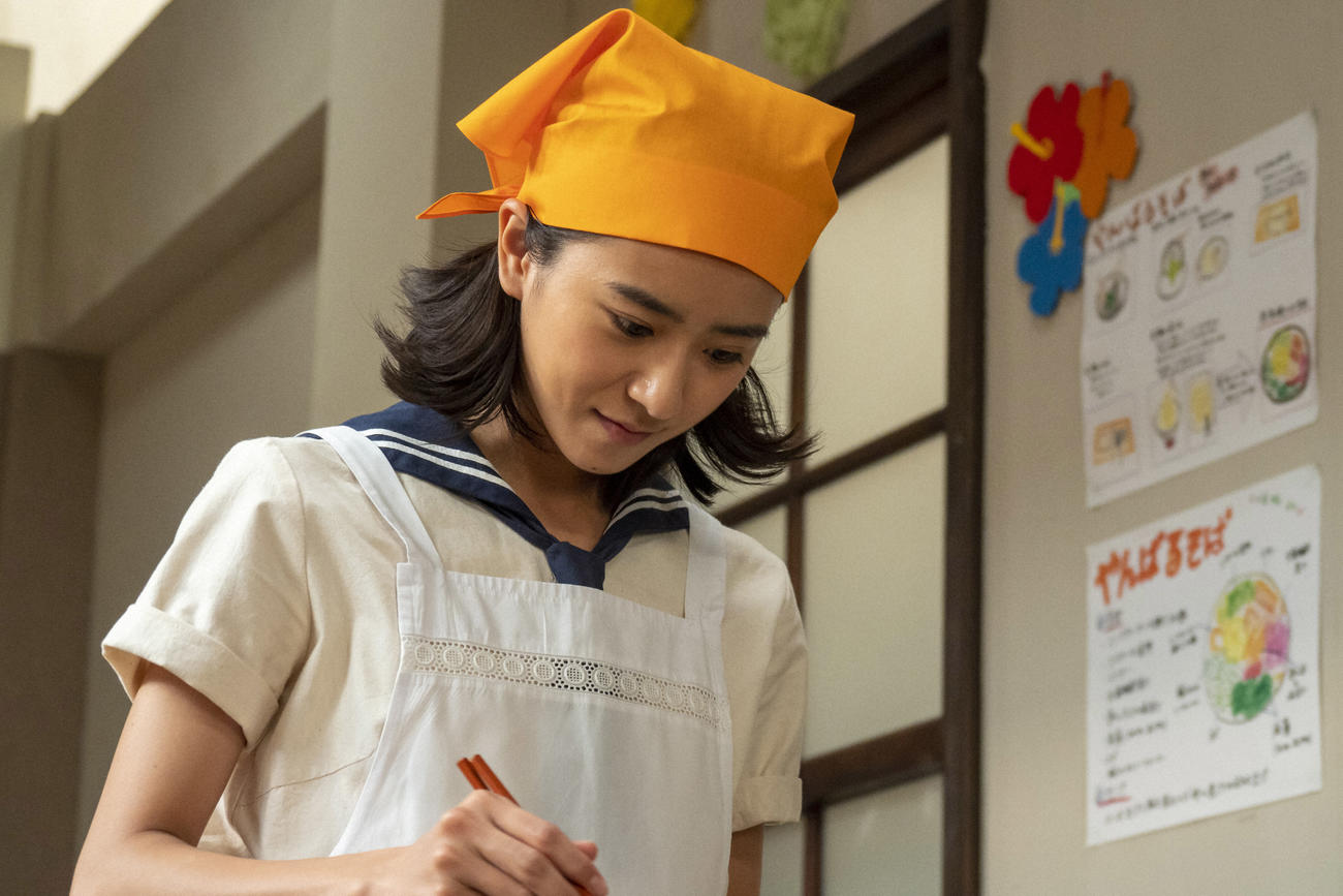 朝ドラ「ちむどんどん」より。料理部に助っ人として参加している比嘉暢子（黒島結菜）（C）NHK