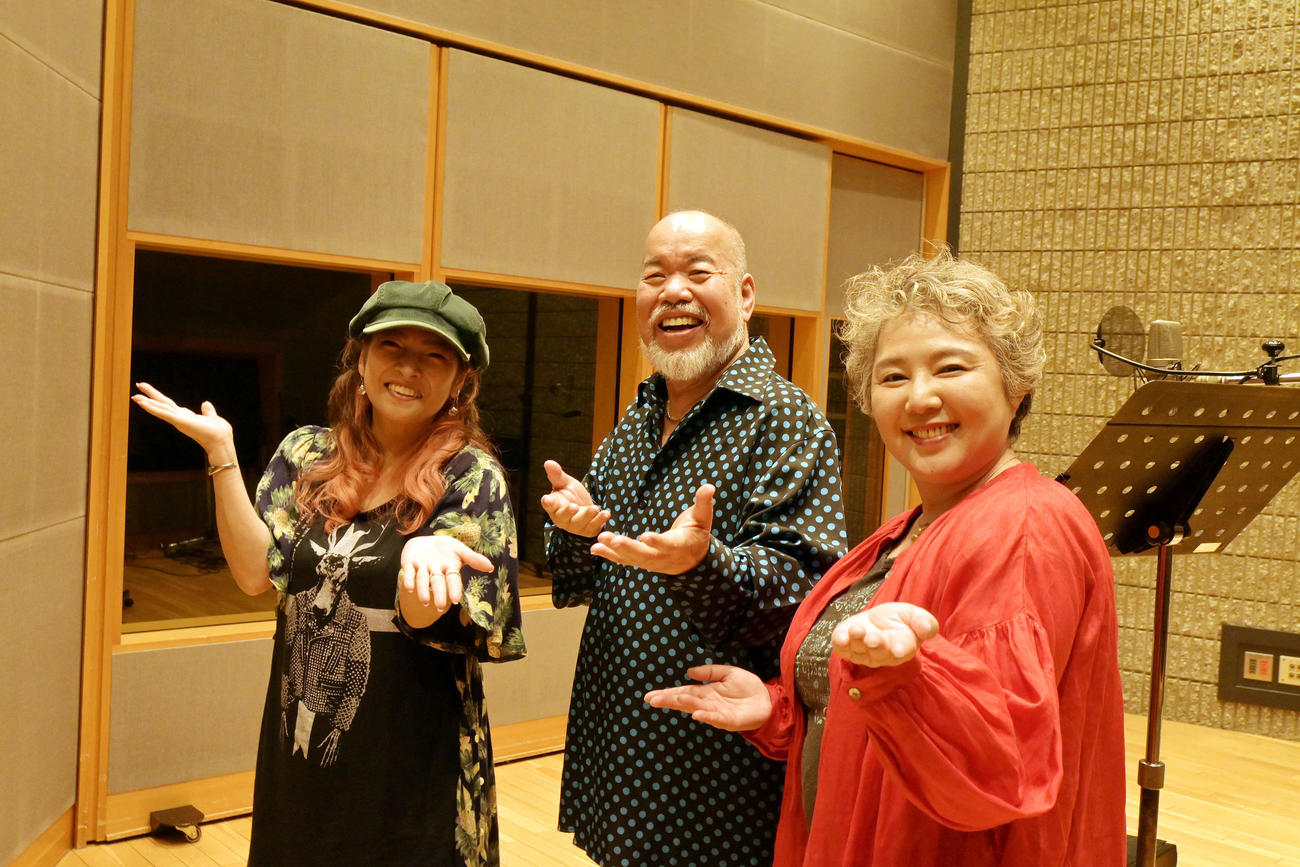 麻倉未稀40周年アルバムの収録に参加した、左から石井明美、つのだ☆ひろ、麻倉未稀