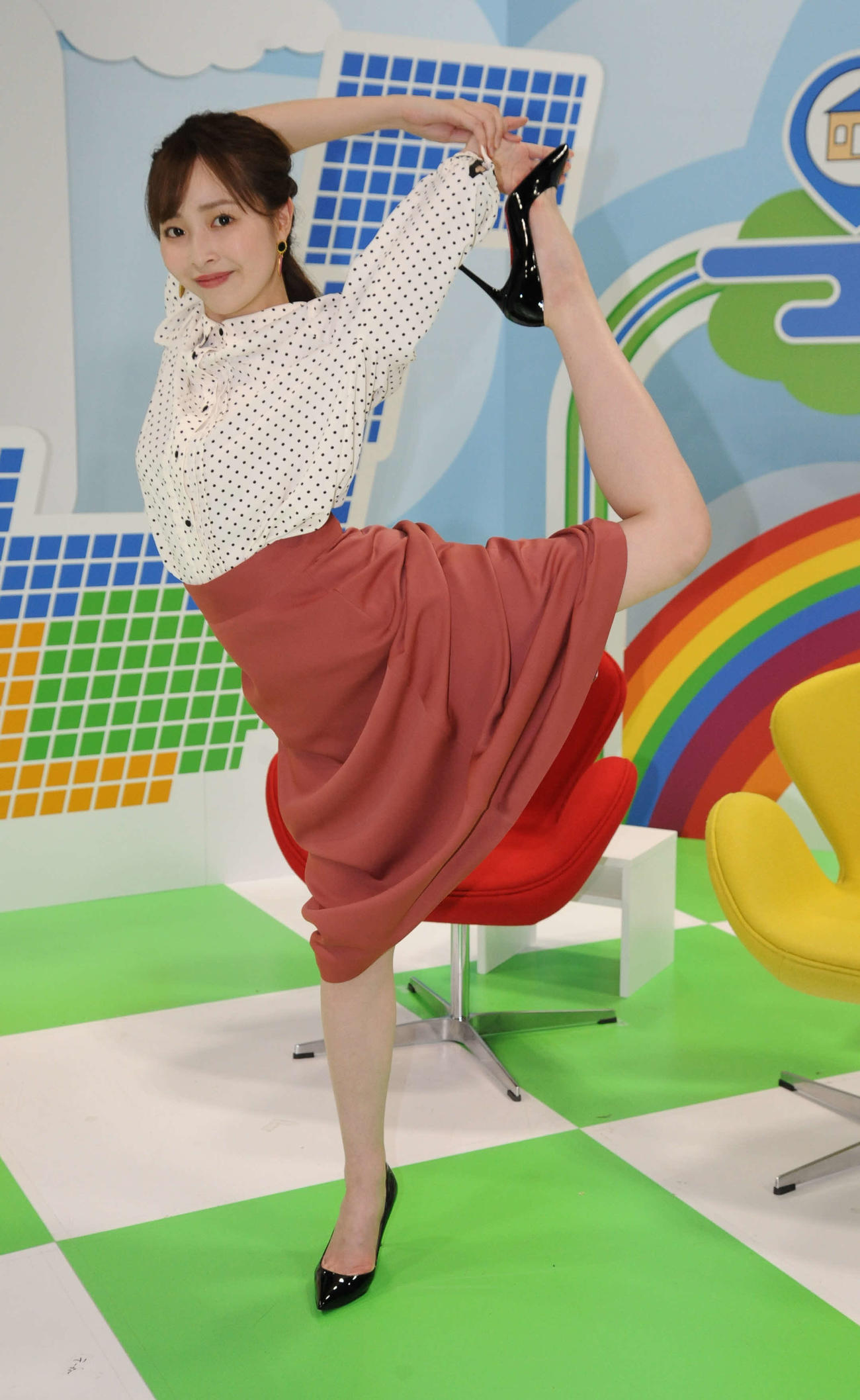チアダンスの技、スコーピオンを披露するBSよしもとの赤間有華アナウンサー