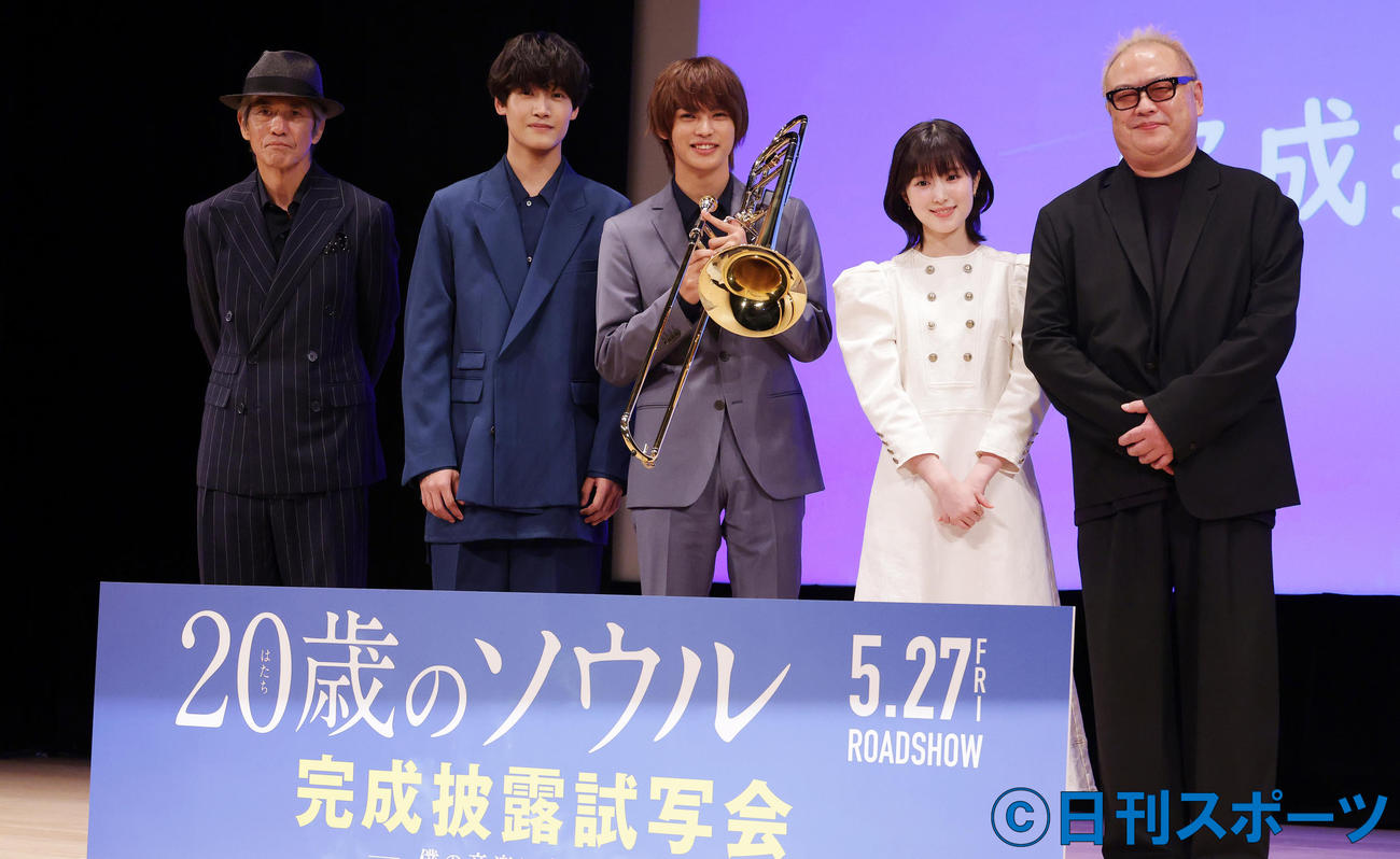 映画「20歳のソウル」完成披露舞台あいさつを行う、左から佐藤浩市、佐野晶哉、神尾楓珠、福本莉子、秋山純監督（撮影・中島郁夫）