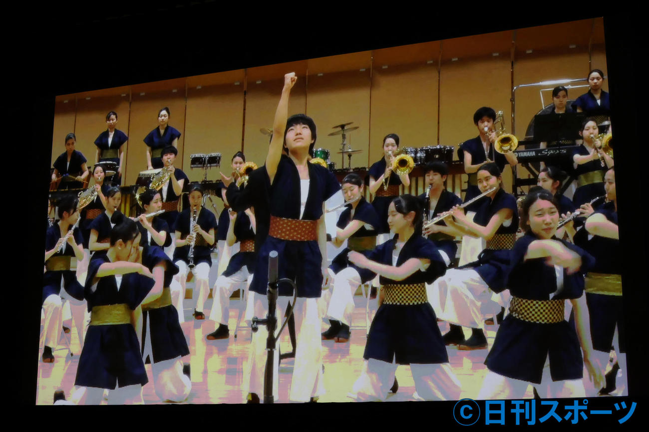 映画「20歳のソウル」完成披露舞台あいさつで生中継された市立船橋吹奏楽部のパフォーマンス（撮影・中島郁夫）