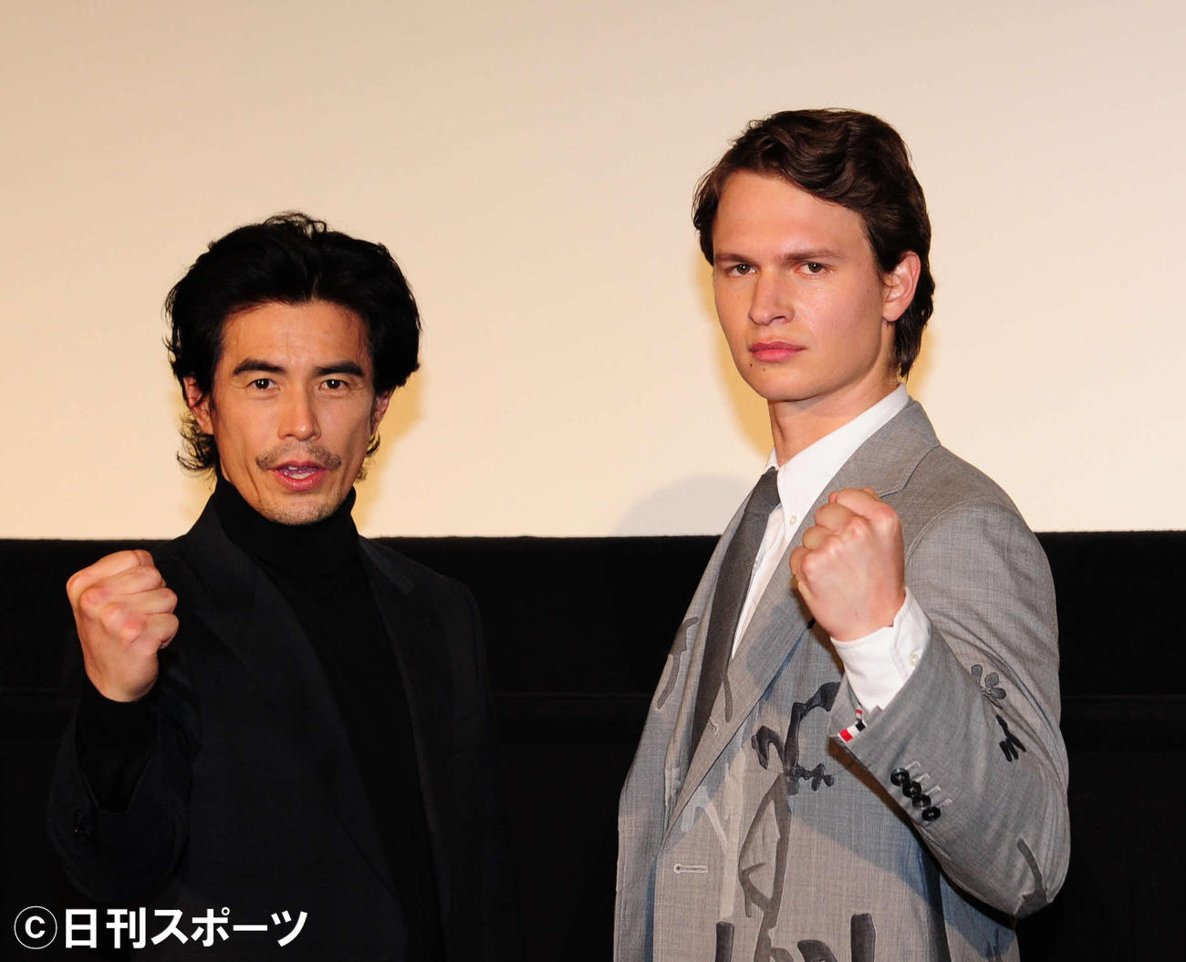 ドラマ「TOKYO VICE」の完成披露試写会で写真撮影でポーズを決める伊藤英明（左）とアンセル・エルゴート（2022年4月撮影）