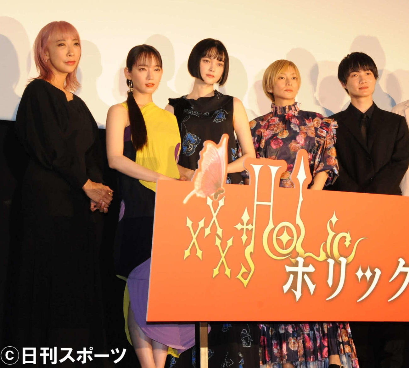 映画「ホリックxxxHOLiC」公開初日舞台挨拶に出席した、左から蜷川実花監督、吉岡里帆、玉城ティナ、柴咲コウ、神木隆之介（撮影・松尾幸之介）
