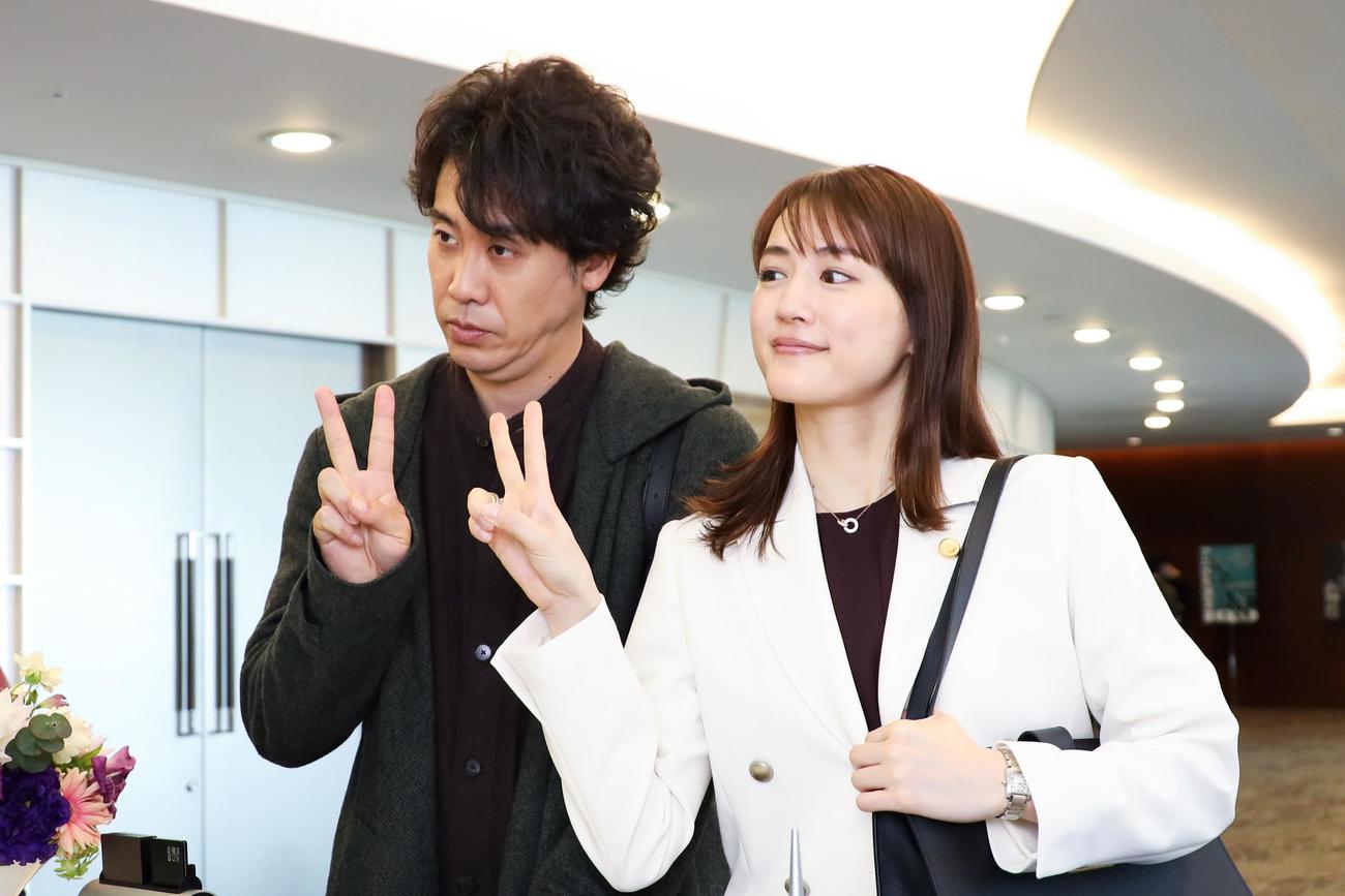 篠田敬太郎（大泉洋＝左）と剣持麗子（綾瀬はるか）はバディを組んで事件解決に当たる（C）フジテレビ