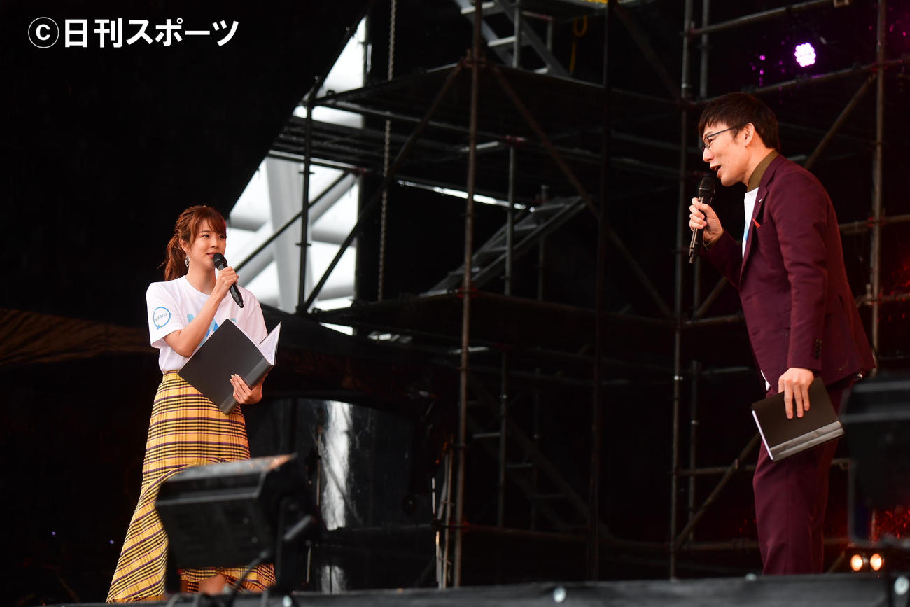 初日のオープニングを務めた久代萌美アナ（左）と浅越ゴエ