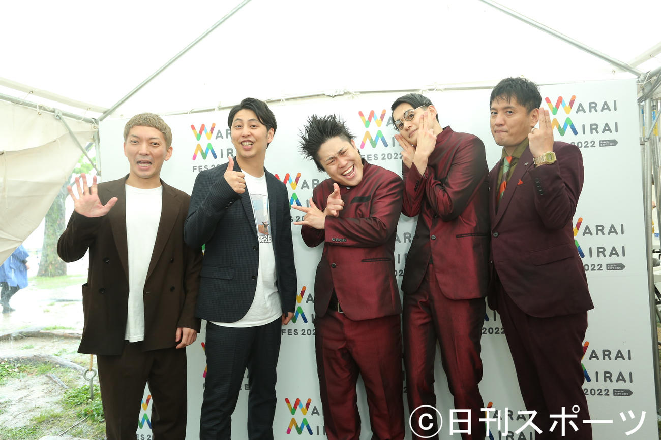 囲み取材に応じたニューヨーク嶋佐、同屋敷、コウテイ下田、九条とヤナギブソン