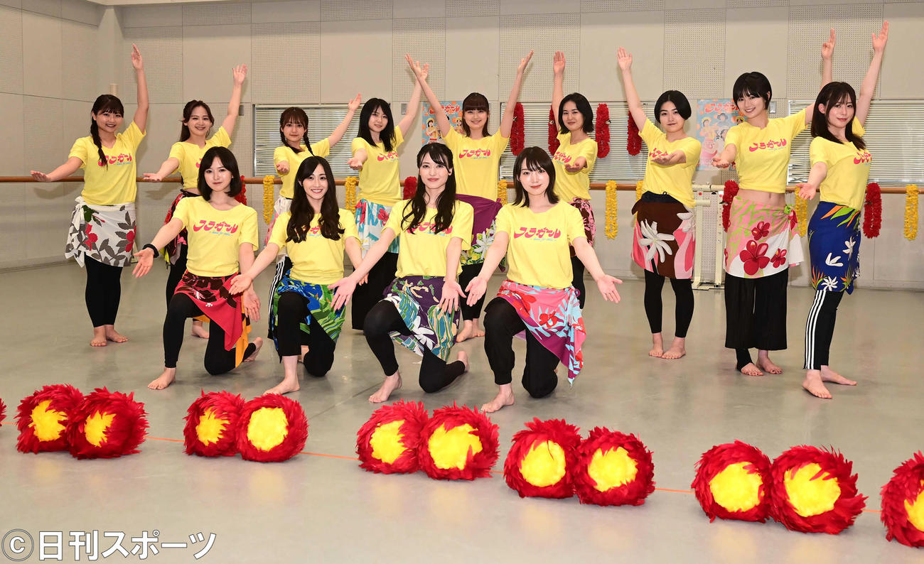 公開稽古に臨んだ、前列左から兒玉遥、潮紗理菜、矢島舞美、太田夢莉、後列左からMirii、立野沙紀、鈴木くるみ、本西彩希帆、大串有希、岡田帆乃佳、道枝咲、竹内詩乃、尾崎明日香（撮影・小沢裕）