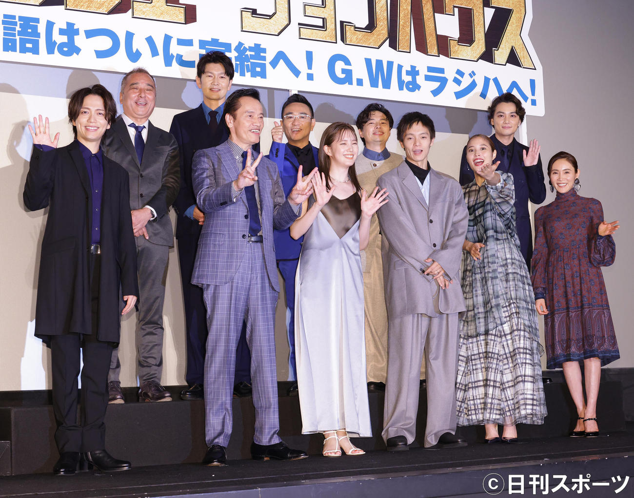 「劇場版ラジエーションハウス」初日舞台あいさつをする、前列左から山崎育三郎、遠藤憲一、本田翼、窪田正孝、広瀬アリス、山口紗弥加、後列左から鈴木雅之監督、丸山智己、矢嶋智人、浜野謙太、矢野聖人（撮影・中島郁夫）