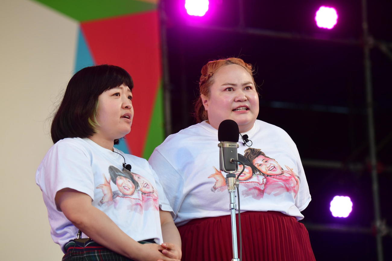 おかずクラブのゆいP（右）と、オカリナ