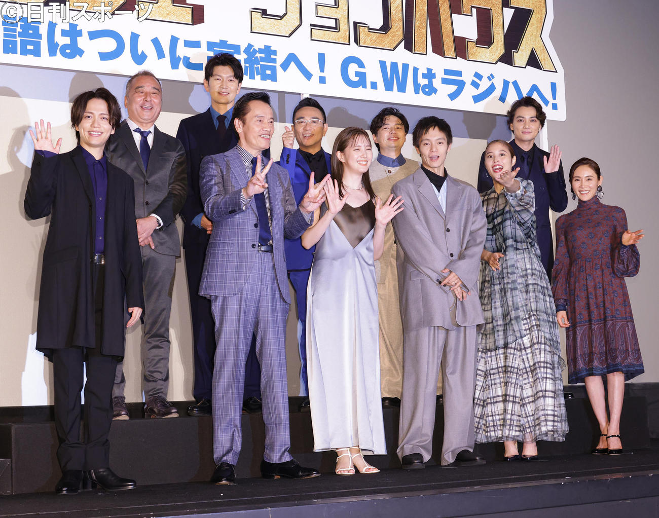 「劇場版ラジエーションハウス」初日舞台あいさつをする、前列左から山崎育三郎、遠藤憲一、本田翼、窪田正孝、広瀬アリス、山口紗弥加、後列左から鈴木雅之監督、丸山智己、矢嶋智人、浜野謙太、矢野聖人（撮影・中島郁夫）