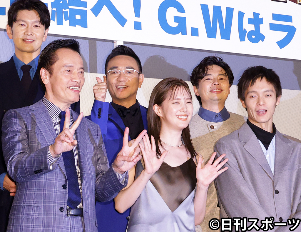 「劇場版ラジエーションハウス」初日舞台あいさつをする本田翼（中央）ら（撮影・中島郁夫）