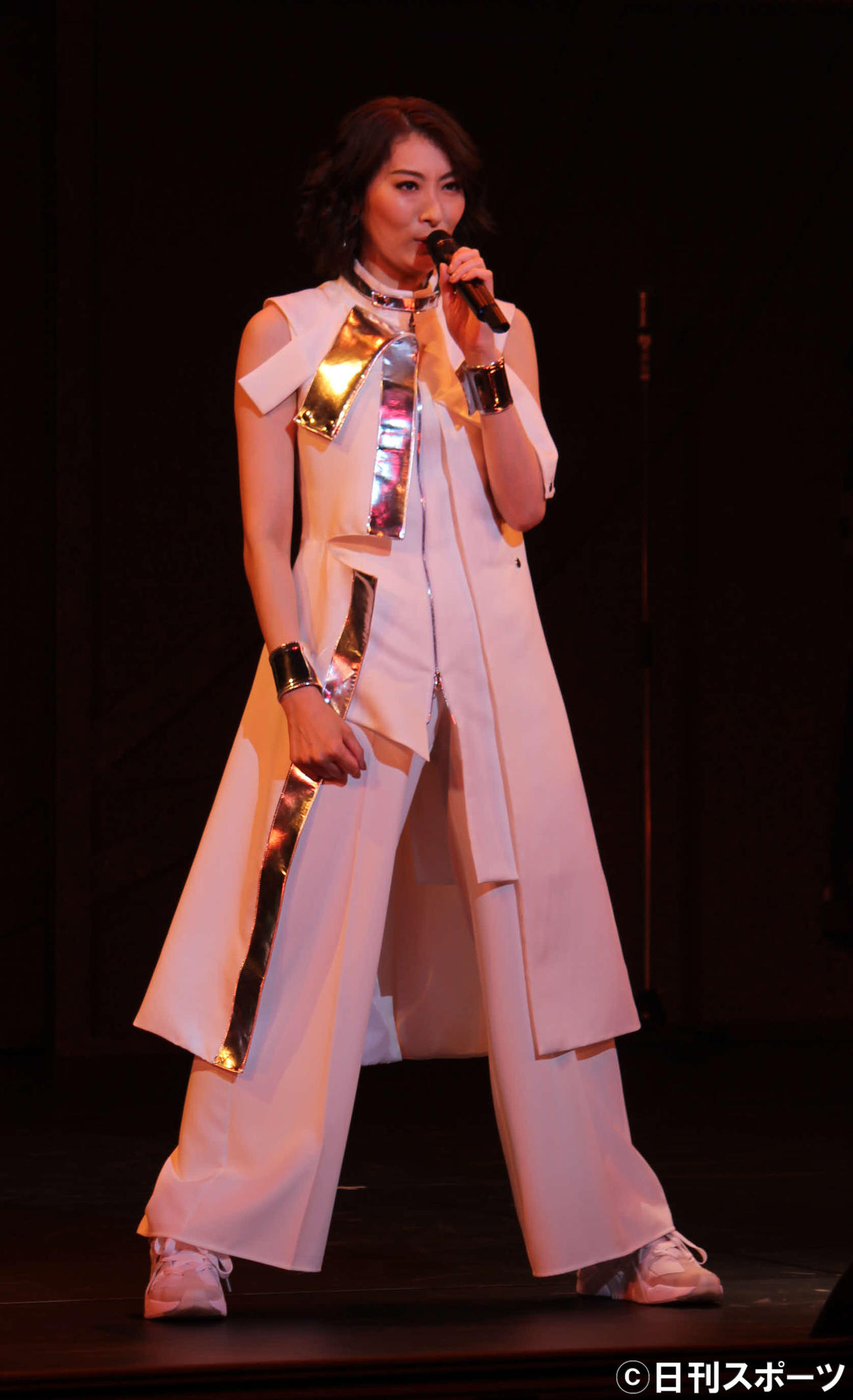 上下白の衣装でも歌い、踊った珠城りょう（撮影・村上久美子）