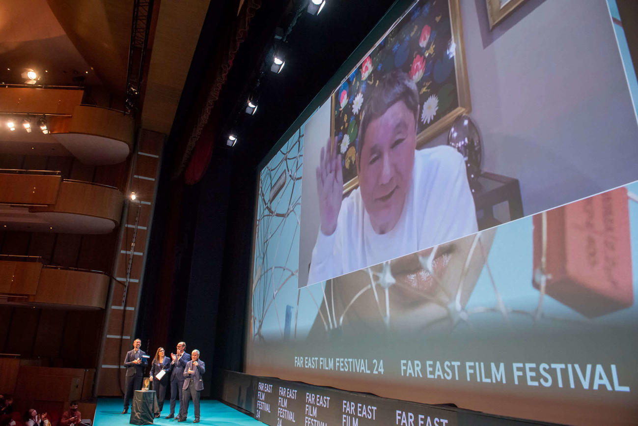 北野武監督はウディネ・ファーイースト映画祭で生涯功労賞を受賞、観客に手を振って感謝した〓（○の中に小文字のC）Alice BL Durigatto