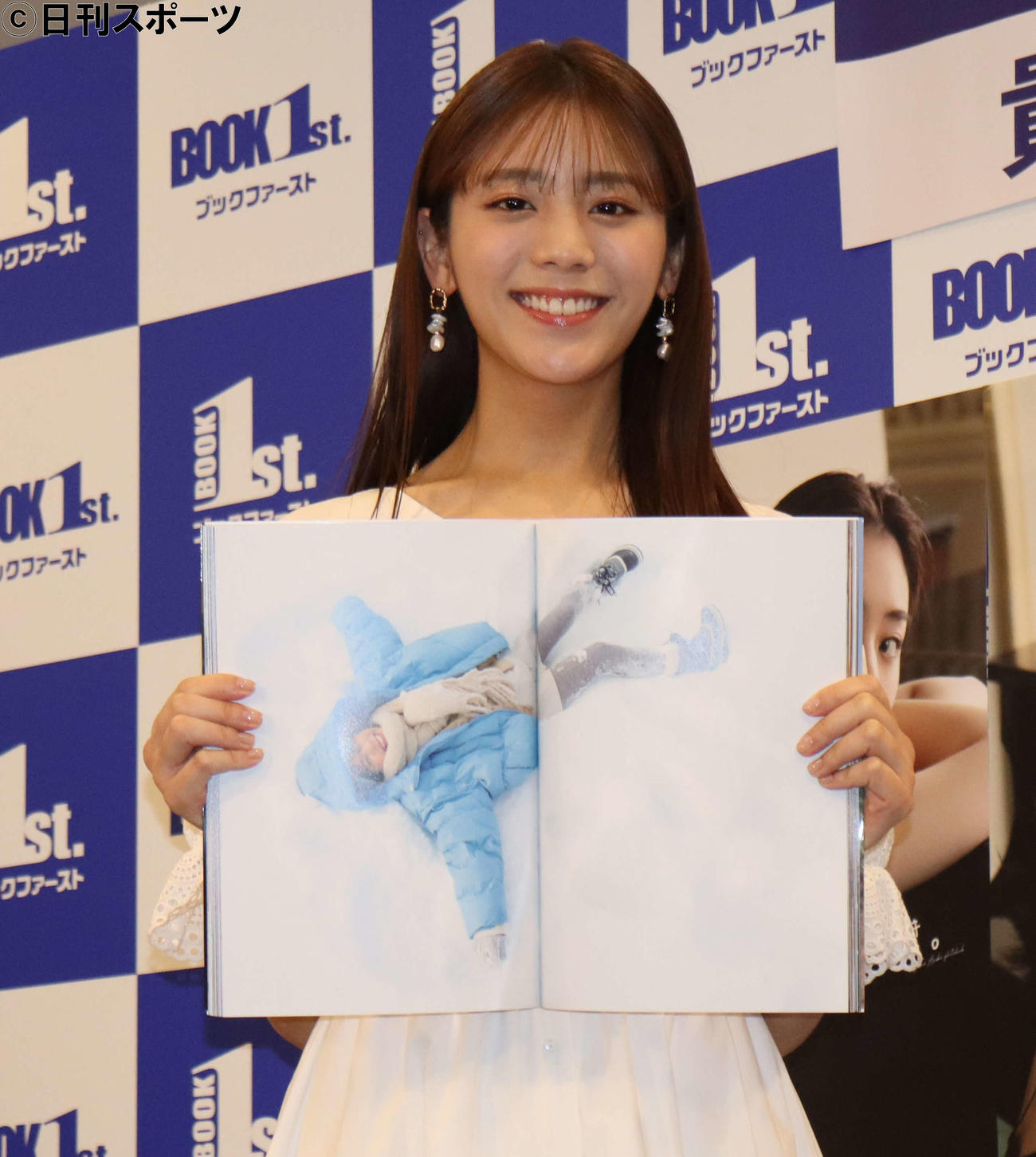 貴島明日香は、初写真集「あすかしき。」のお気に入りショットを開いて笑顔（撮影・小林千穂）