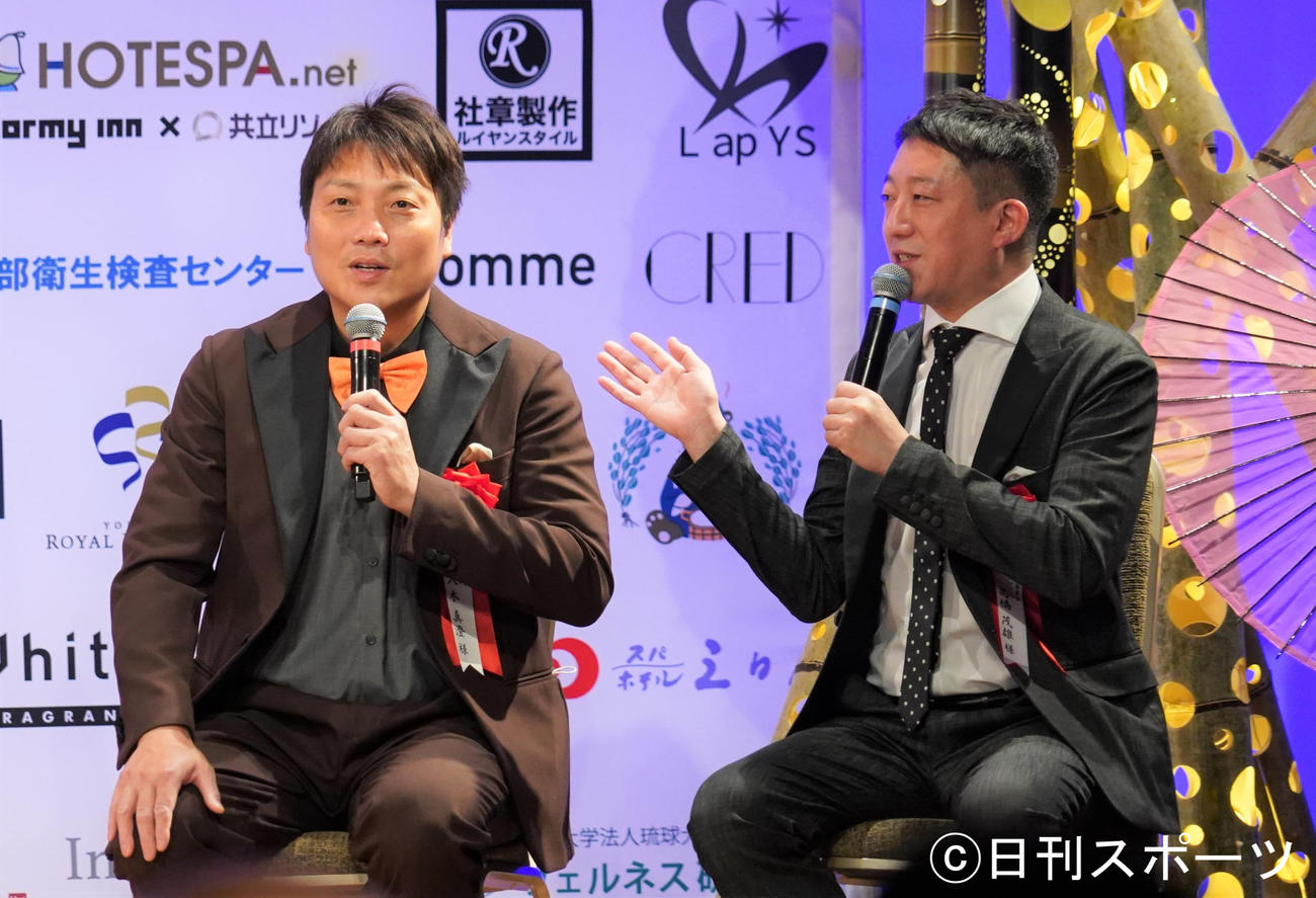 「ミスミスタースパサウナ2022」授賞式に審査員として出席したお笑いコンビ、サバンナ八木真澄（左）と高橋茂雄（撮影・佐藤成）