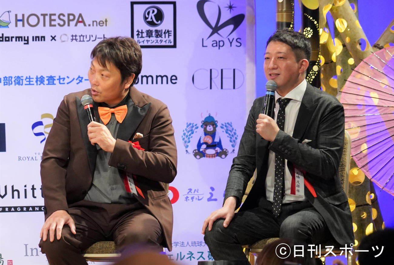 「ミスミスタースパサウナ2022」授賞式に審査員として出席したお笑いコンビ、サバンナ八木真澄（左）と高橋茂雄（撮影・佐藤成）