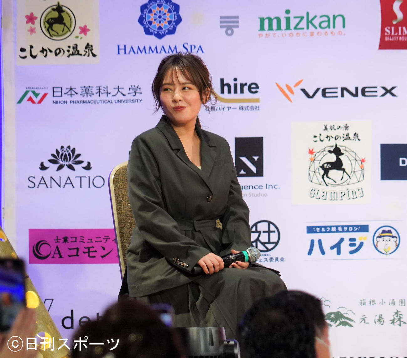 「ミスミスタースパサウナ2022」授賞式に審査員として出席した山田菜々さん（撮影・佐藤成）