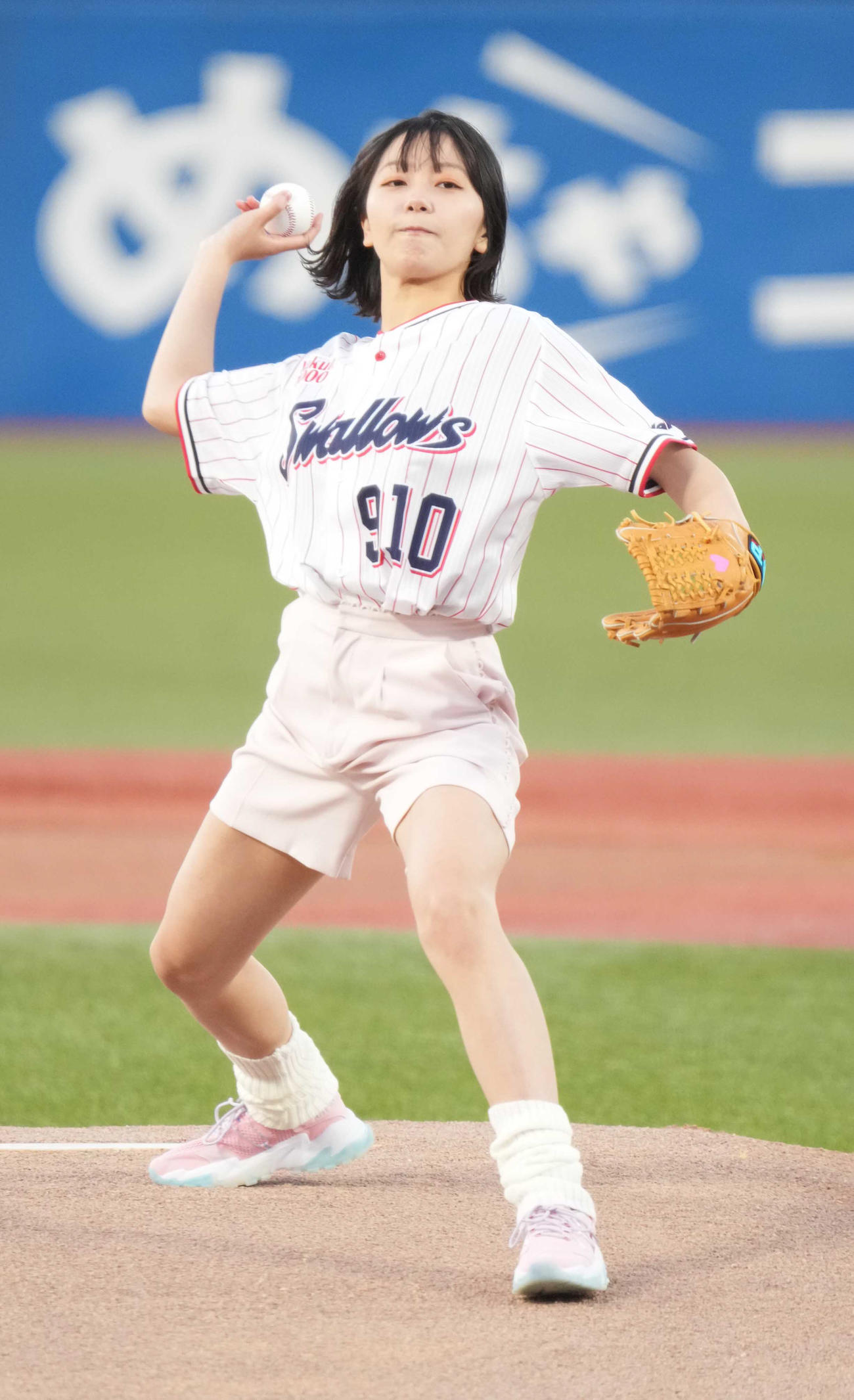 ヤクルト対DeNA戦の始球式に臨む工藤綾乃（撮影・小沢裕）