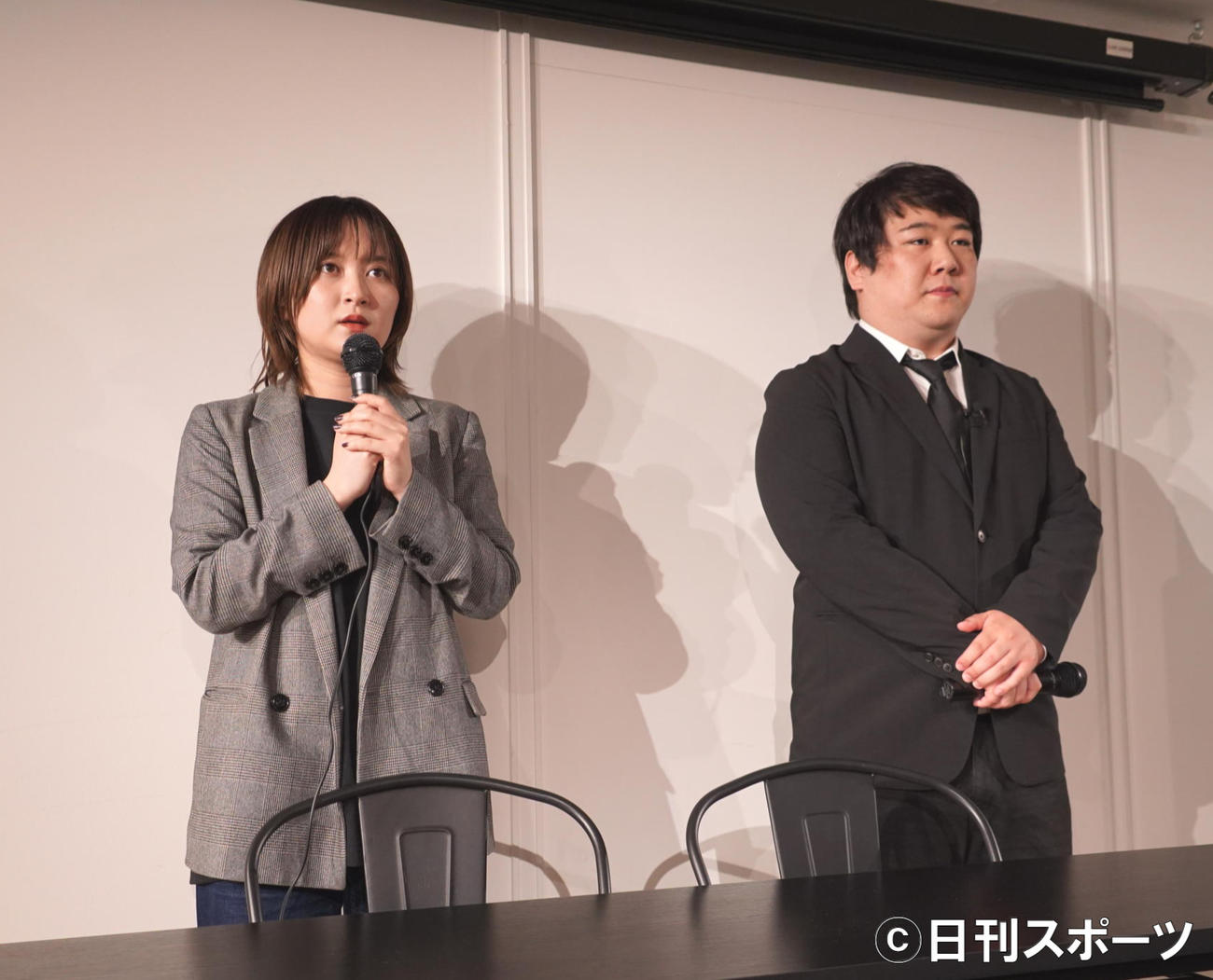 YouTube企画で謝罪会見を行うラランドのサーヤ（左）とニシダ（撮影・佐藤成）