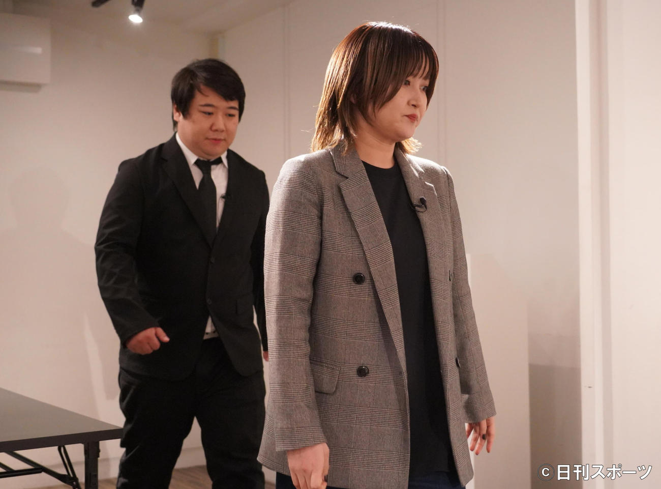 神妙な表情のラランド・ニシダとサーヤ（撮影・佐藤成）