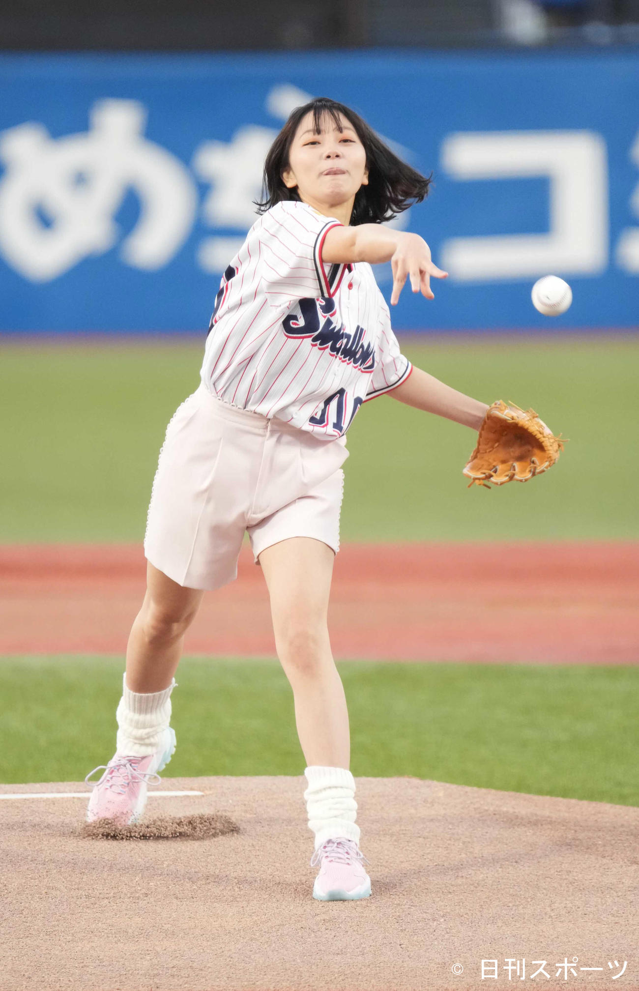 ヤクルト対DeNA戦の始球式に臨む工藤綾乃（撮影・小沢裕）