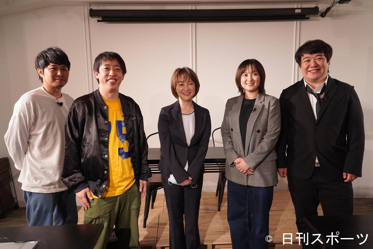 YouTubeコラボ企画を行った、左からさらば青春の光の東ブクロ、森田哲矢、長谷川まき子氏、ラランドのサーヤ、ニシダ（撮影・佐藤成）