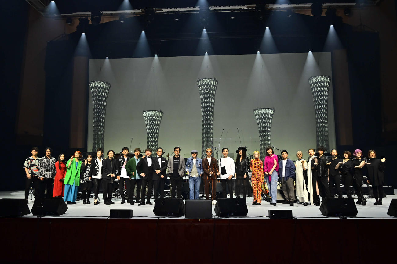 「Music Tree Grow to the SKYE　＆　their family」出演者。左から遠山哲朗、須長和広、荒井麻珠、足立佳奈、尾崎亜美、松任谷由実、水野良樹(いきものがかり)、ポルノグラフィティ、本間昭光、武部聡志、松任谷正隆、林立夫、小原礼、鈴木茂、JUJU、木村カエラ、土岐麻子、さかいゆう、竹内アンナ、MeiMei、斎藤有太、河村