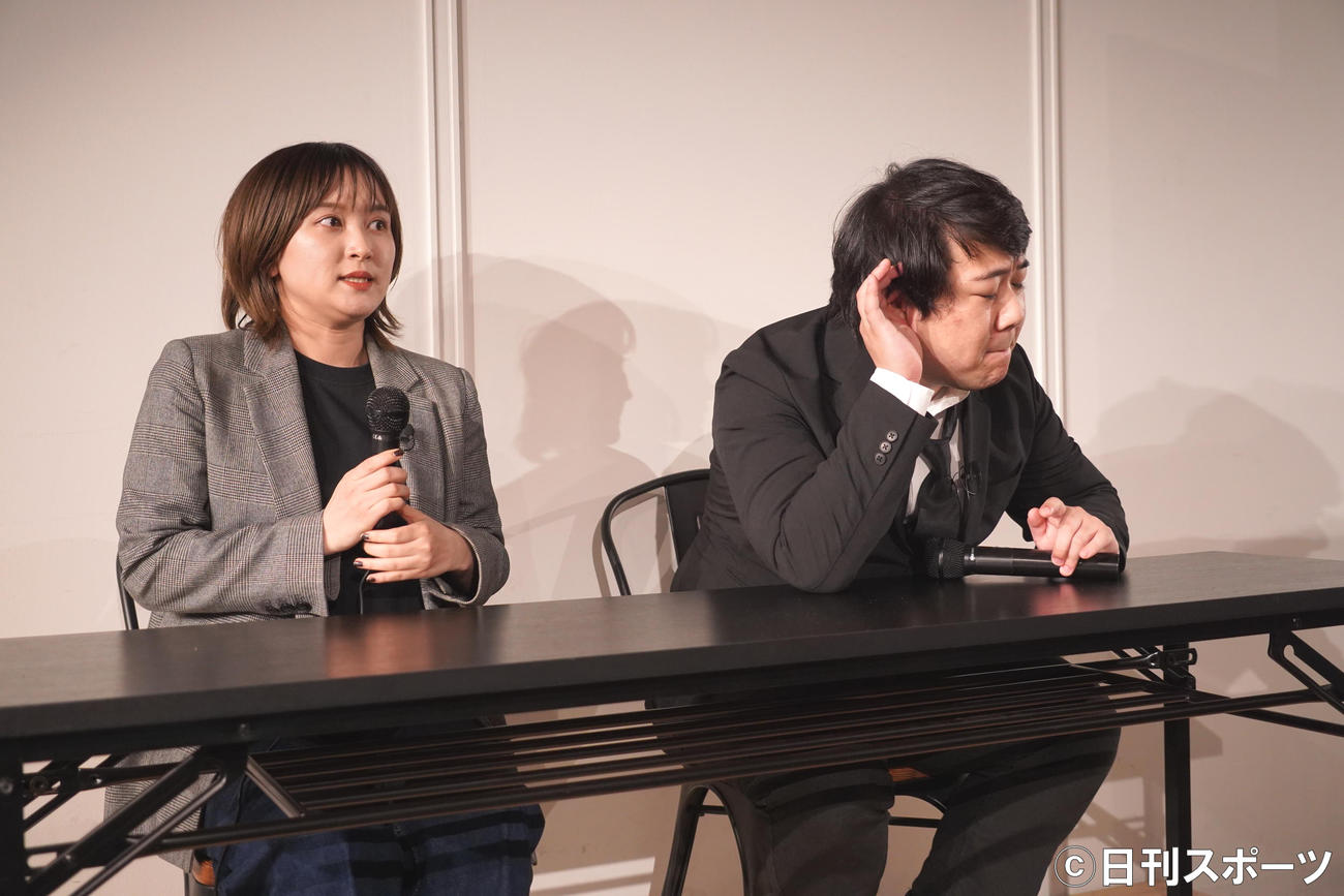 質問をよく聞こうと耳に手を当てるニシダ（右）。左はサーヤ（撮影・佐藤成）