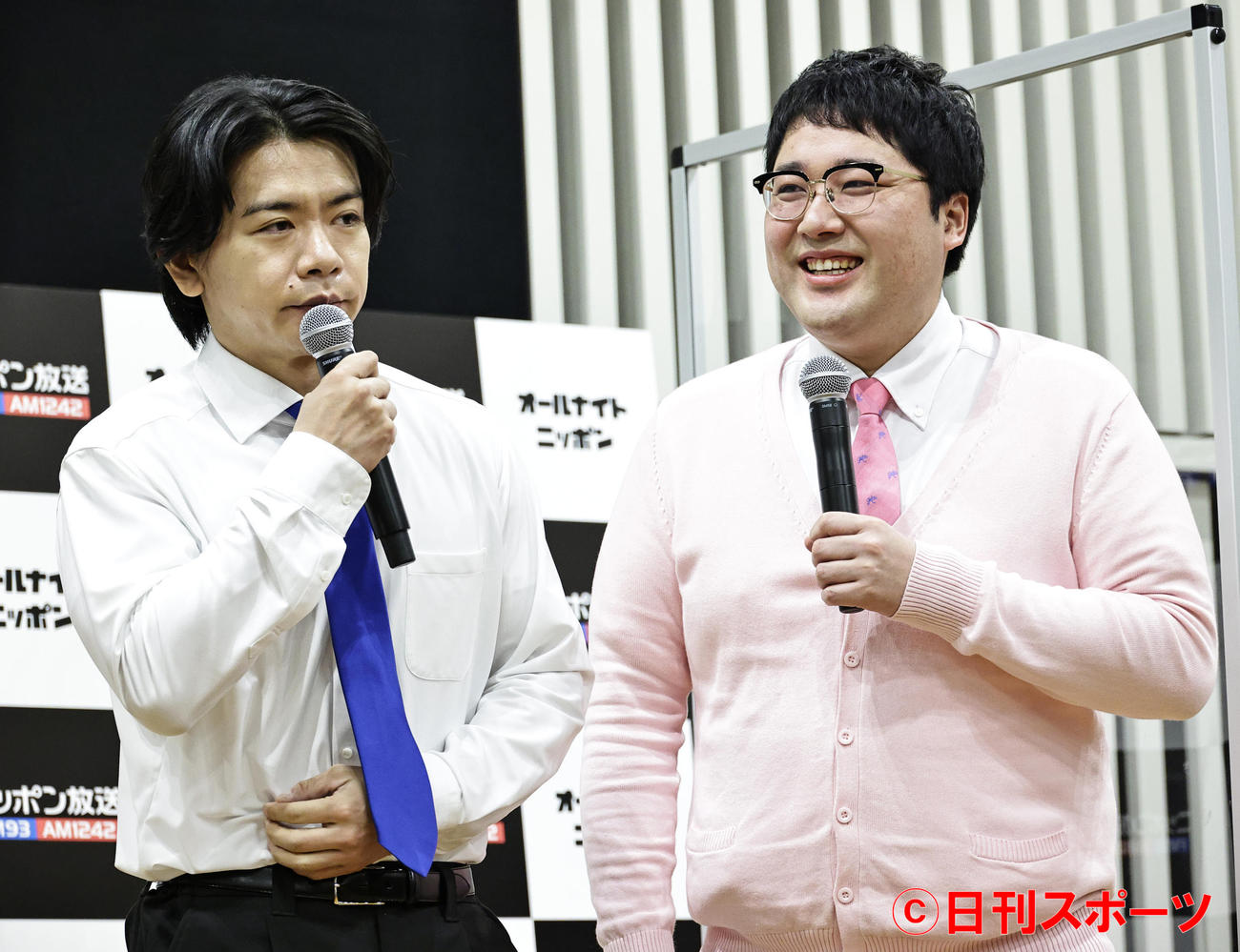 マヂカルラブリーの野田クリスタル（左）と村上（2022年3月撮影）