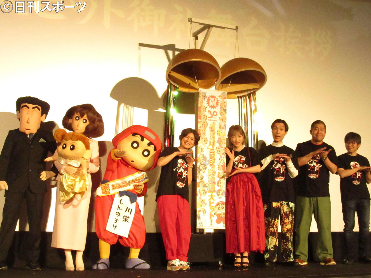 「映画クレヨンしんちゃん　もののけニンジャ珍風伝」大ヒット御礼舞台あいさつに出席した、左から小林由美子、川栄李奈、ハライチ岩井勇気、澤部佑、橋本昌和監督（撮影・加藤理沙）