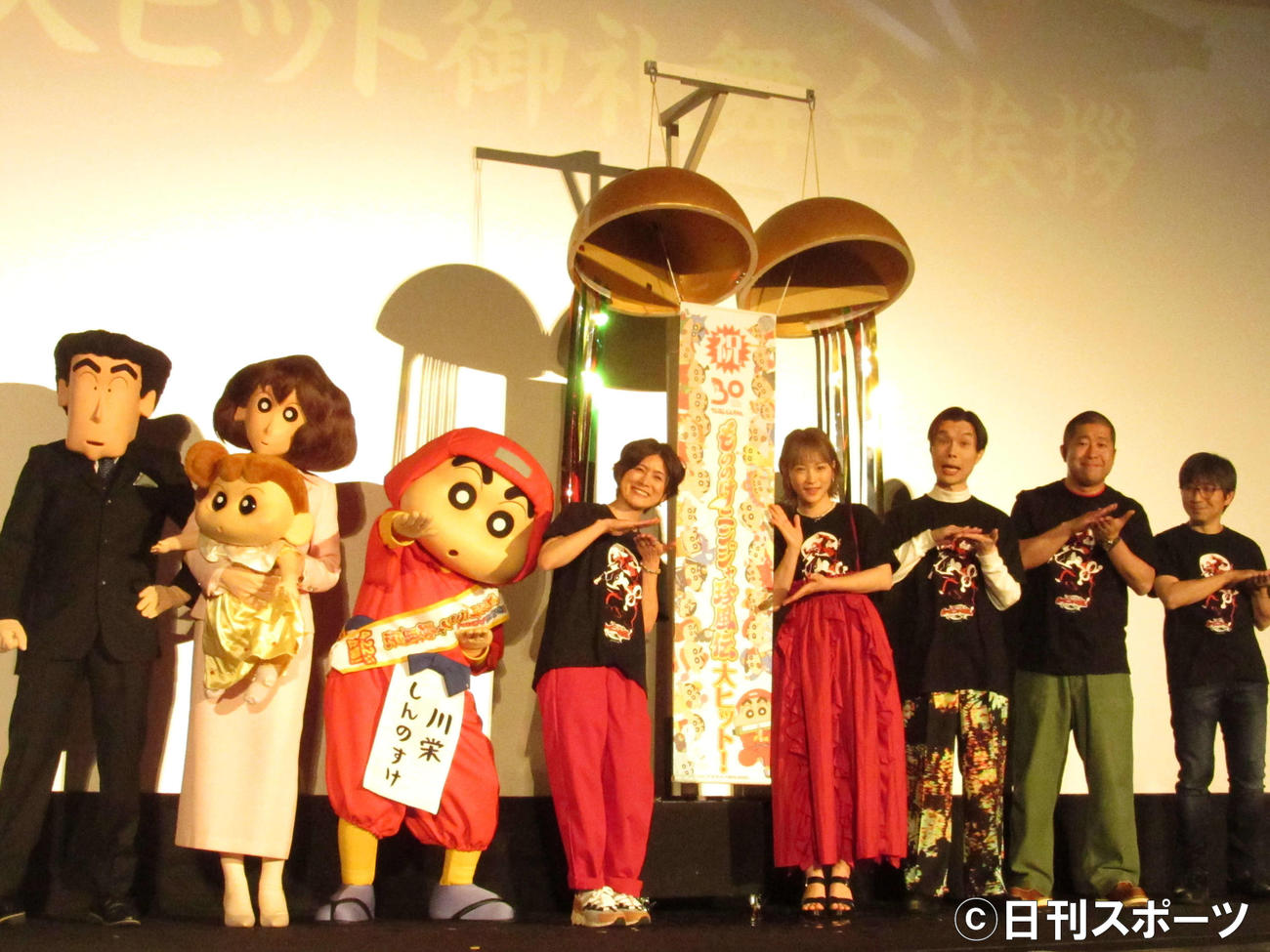 「映画クレヨンしんちゃん　もののけニンジャ珍風伝」大ヒット御礼舞台あいさつに出席した、左から小林由美子、川栄李奈、ハライチ岩井勇気、澤部佑、橋本昌和監督（撮影・加藤理沙）