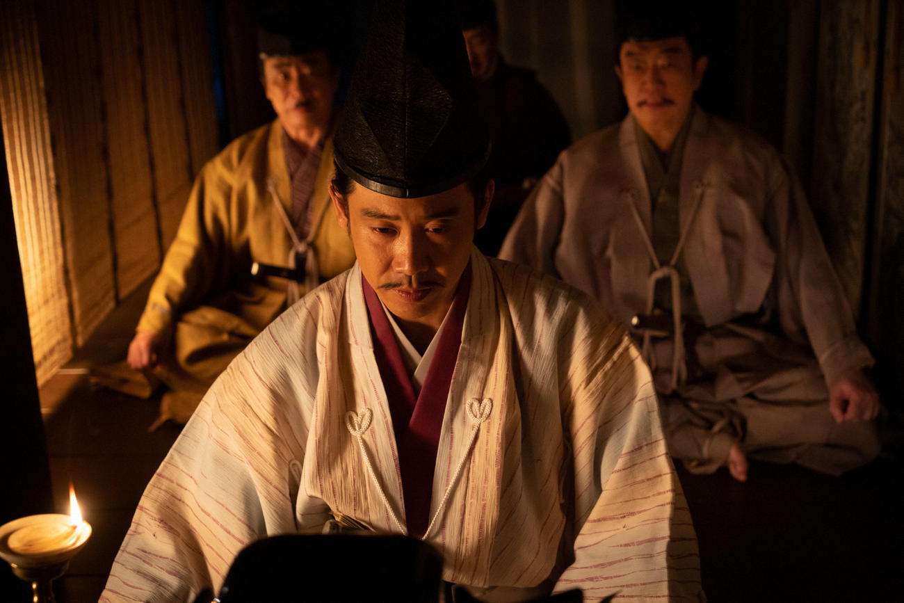 大河ドラマ「鎌倉殿の13人」より。鎌倉御所・御堂にて。北条時政（坂東彌十郎）や安達盛長（野添義弘）から戦勝を祝う言葉をかけられるも、あまり嬉しそうではない源頼朝（大泉洋）（C）NHK