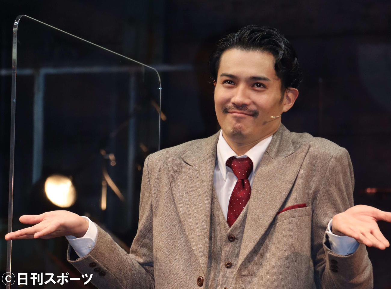 おどけたポーズを見せる舞台「THE 39 STEPS」主演の平方元基
