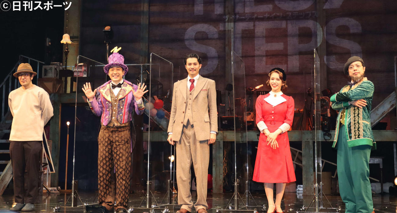 舞台「THE 39 STEPS」の公開通し稽古を行った、左から演出のウォーリー木下氏、あべこうじ、平方元基、ソニン、小松利昌