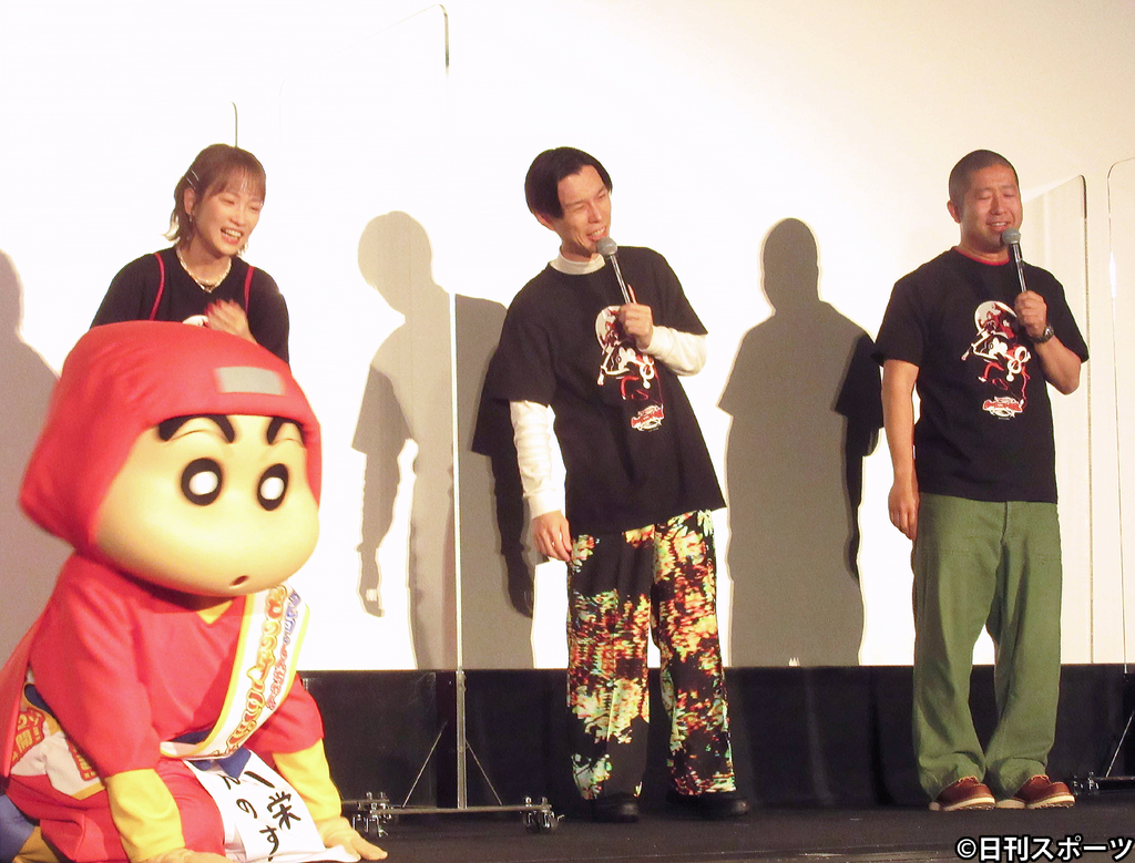 「映画クレヨンしんちゃん　もののけニンジャ珍風伝」大ヒット御礼舞台あいさつで、幼少期の写真を見て笑う左から川栄李奈、ハライチ岩井勇気、澤部佑（撮影・加藤理沙）