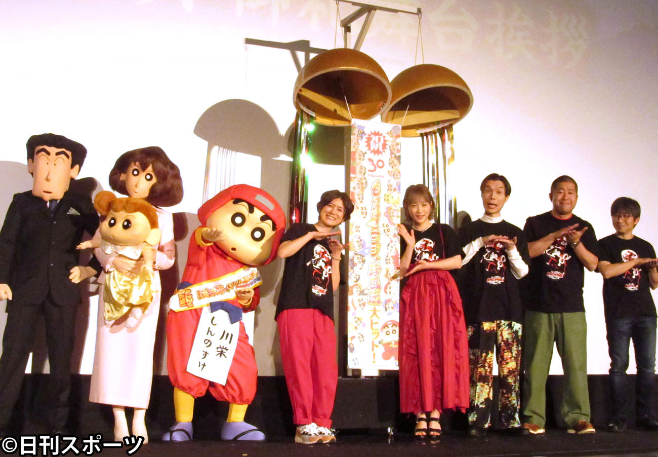 「映画クレヨンしんちゃん　もののけニンジャ珍風伝」大ヒット御礼舞台あいさつに出席した、左から小林由美子、川栄李奈、ハライチ岩井勇気、澤部佑、橋本昌和監督（撮影・加藤理沙）