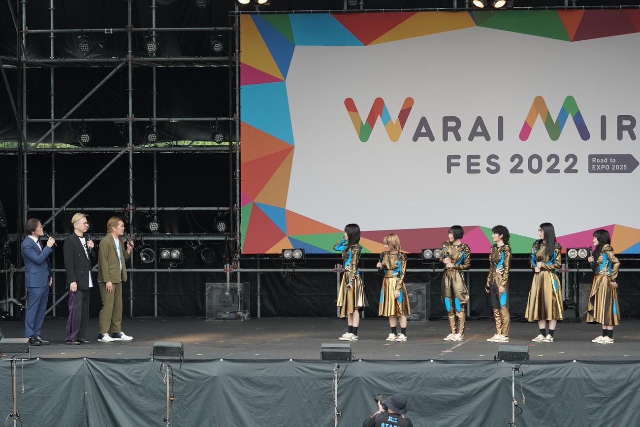 BiSHのライブ後、登壇したガクテンソク奥田（左から2人目）ら