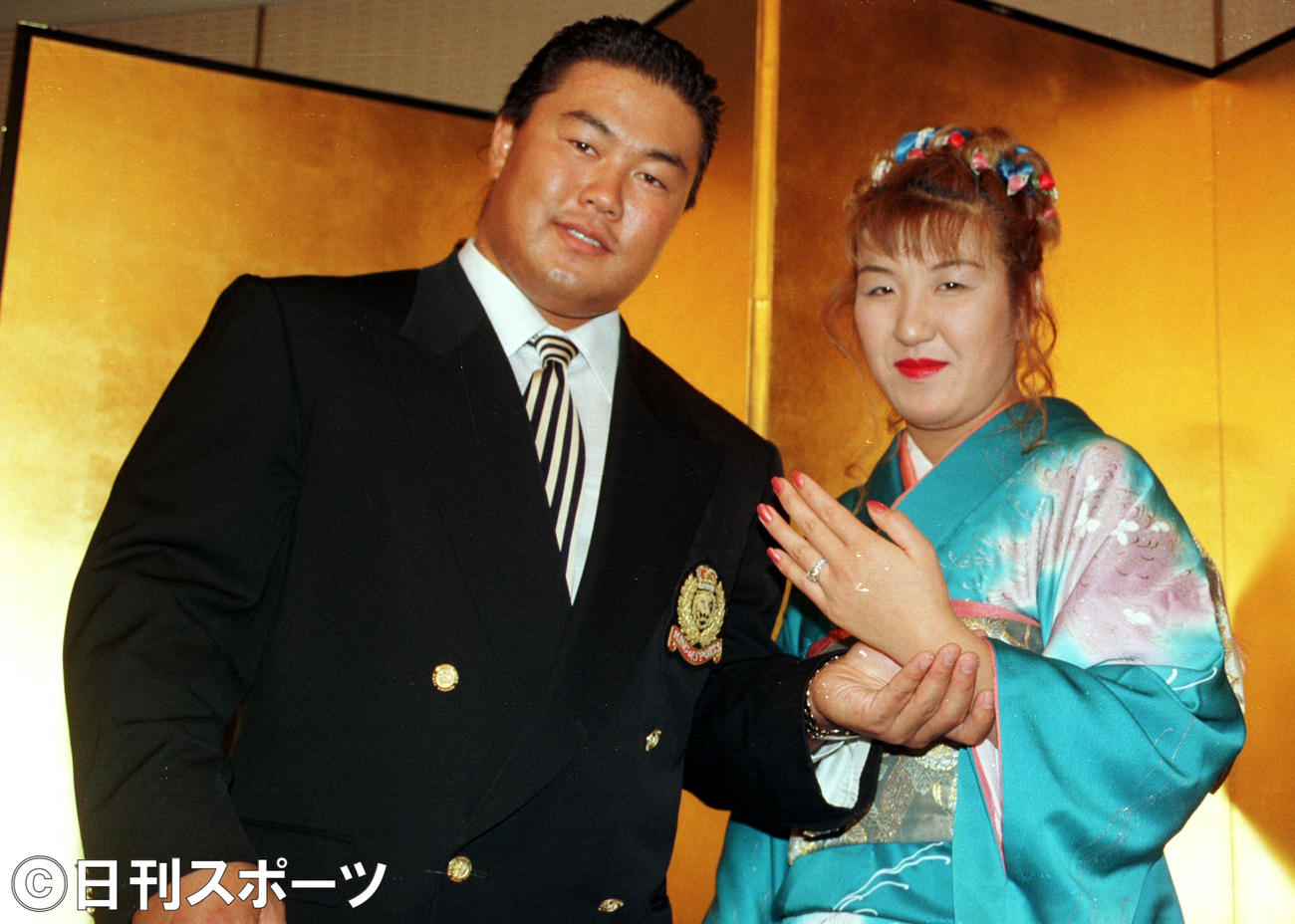 婚約発表を行い笑顔で写真に納まる佐々木健介と北斗晶（1995年6月1日撮影）