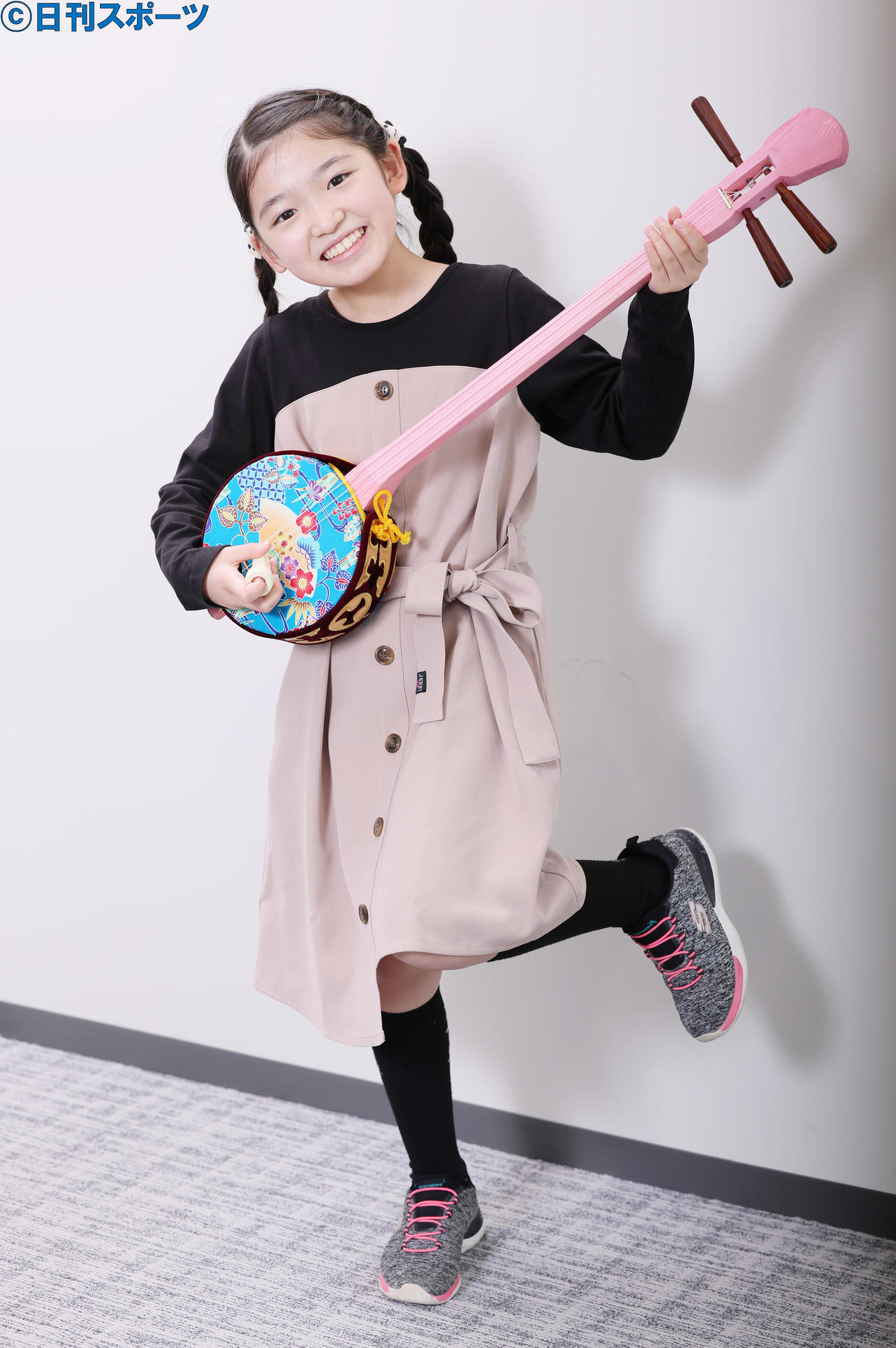 朝ドラのままのすてきな三線と歌を披露してくれた布施愛織さん。これからの物語も「ちむどんどん（心ワクワク）」しています！（撮影・足立雅史）