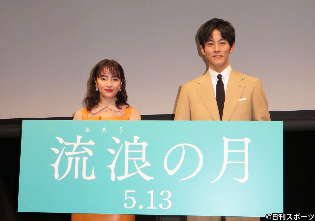 映画「流浪の月」舞台あいさつに登壇した広瀬すず（左）松坂桃李