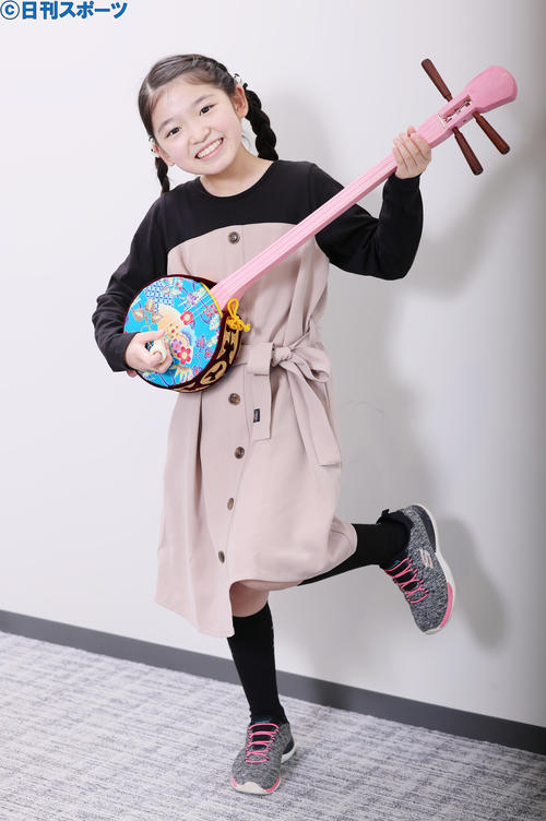 朝ドラのままのすてきな三線と歌を披露してくれた布施愛織さん。これからの物語も「ちむどんどん（心ワクワク）」しています！（撮影・足立雅史）