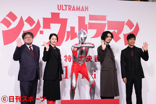フォトセッションに臨む、左から樋口真嗣監督、長澤まさみ、斎藤工、西島秀俊（撮影・足立雅史）