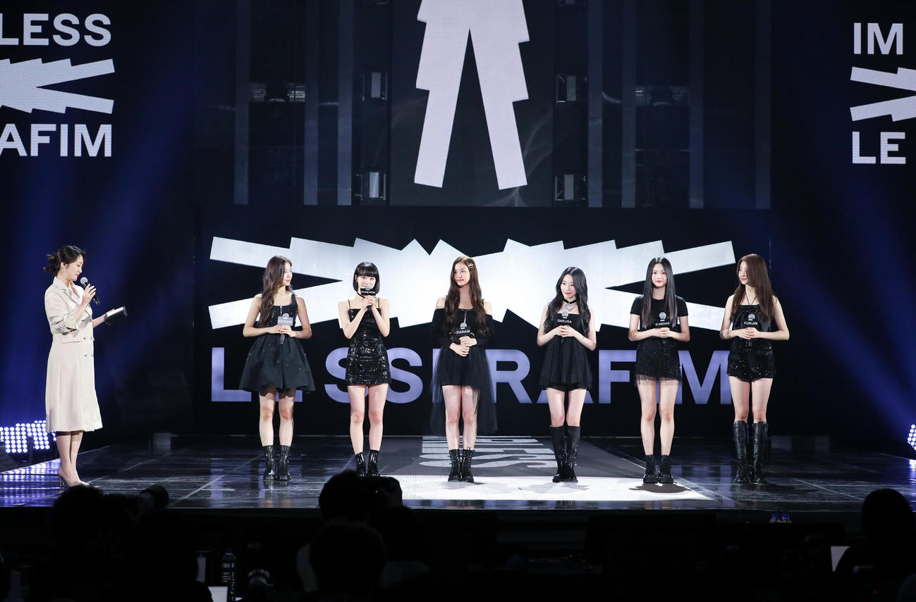 「LE SSERAFIM」。左からKAZUHA、KIM CHAEWON、KIM GARAM、SAKURA、HONG EUNCHAE、HUH YUNJIN（提供／出典：SOURCE MUSIC）