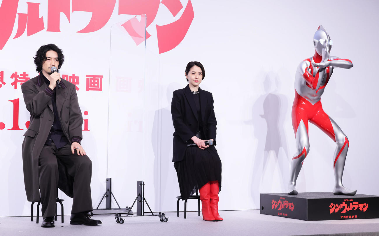 完成報告会に登壇した斎藤工（左）と長澤まさみ（撮影・足立雅史）