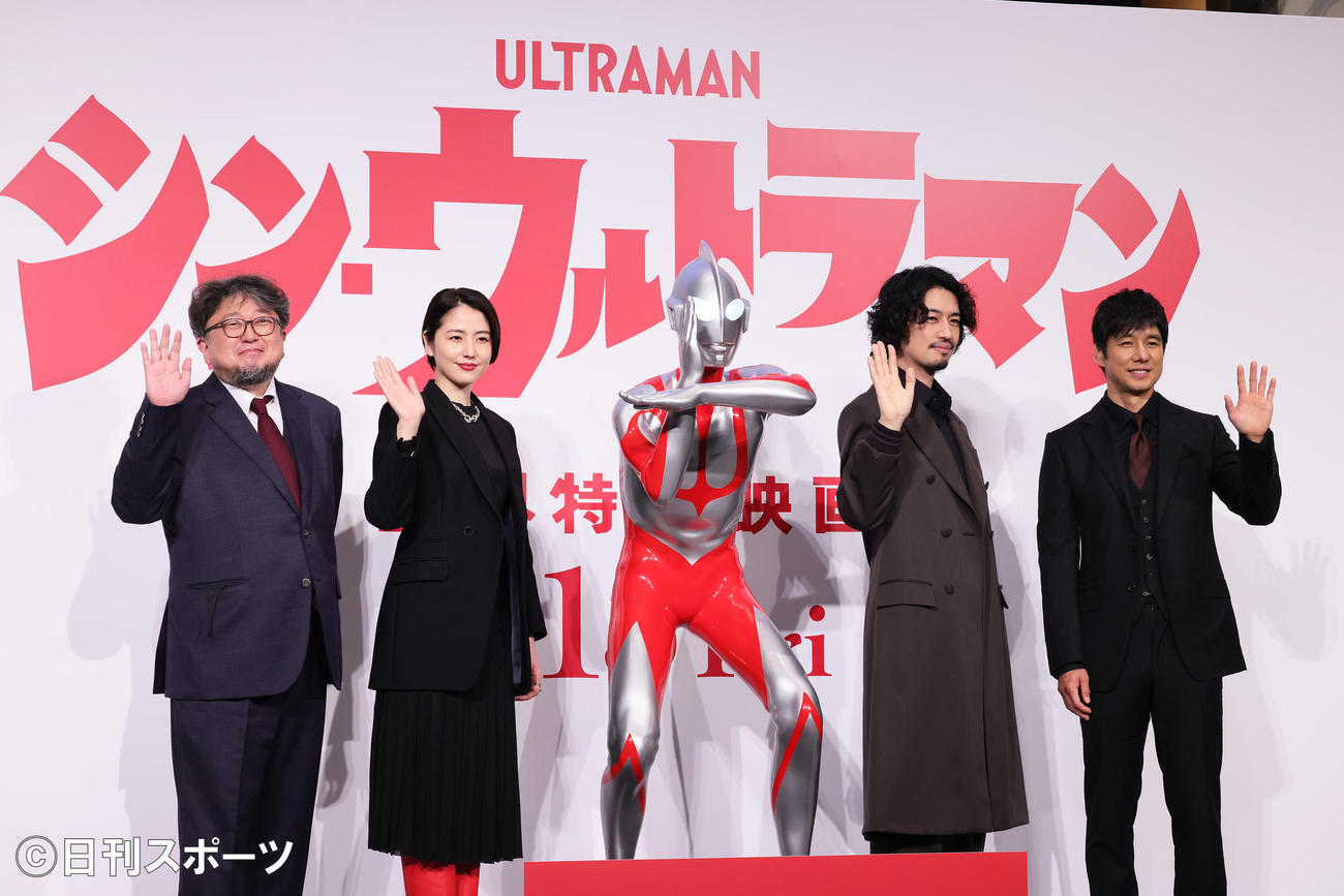 フォトセッションに臨む、左から樋口真嗣監督、長澤まさみ、斎藤工、西島秀俊（撮影・足立雅史）